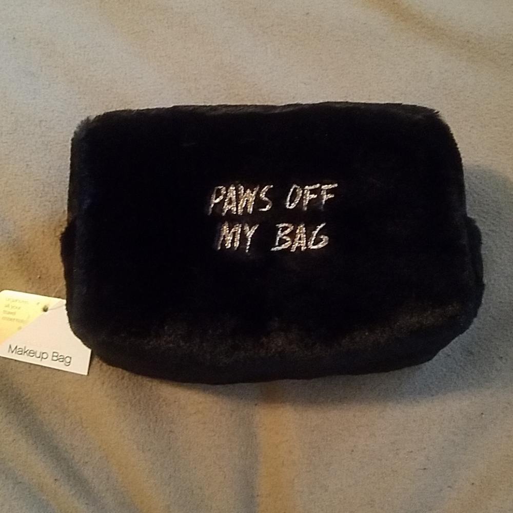 Faux fur, black makeup bag🐾🖤